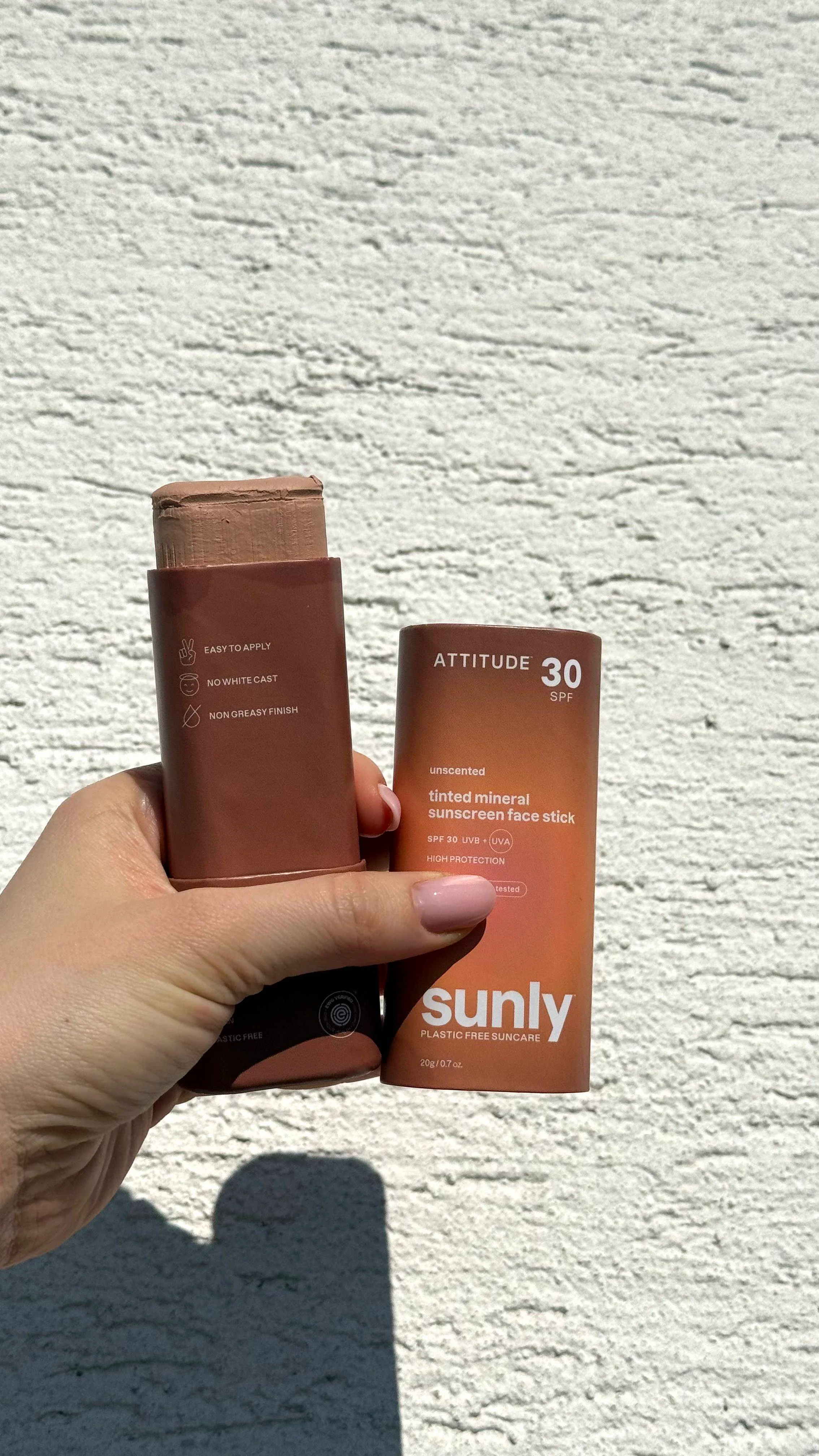 Attitude Tónující opalovací krém v tyčince SPF 30 bez vůně - tvář a rty (20 g) - Image 3