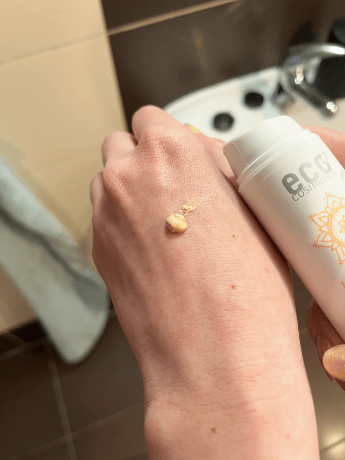 Eco Cosmetics CC krém SPF 30 BIO - light (50 ml) - Image 4