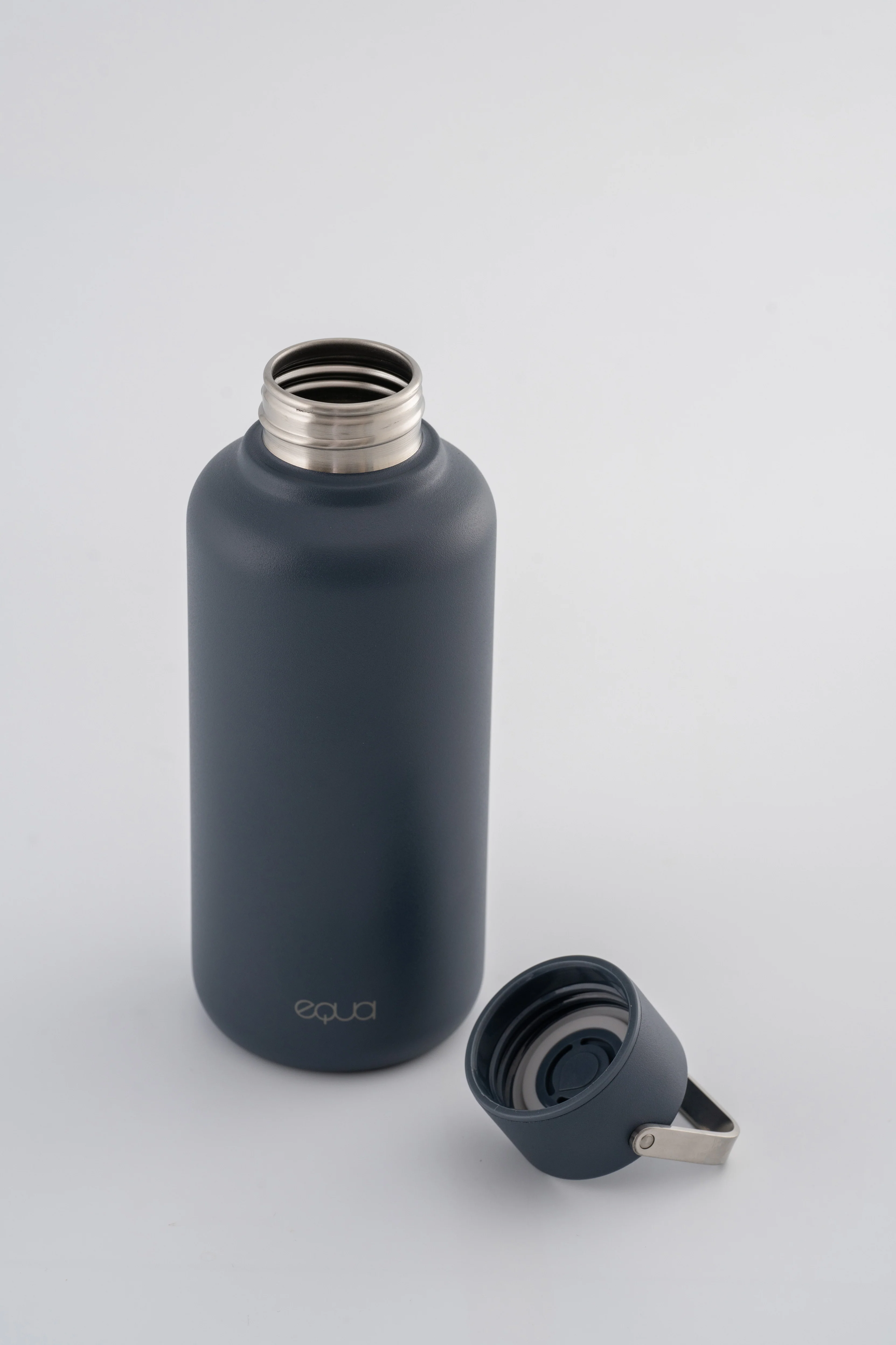 Equa Nerezová lahev Timeless (600 ml) - Navy - Image 2