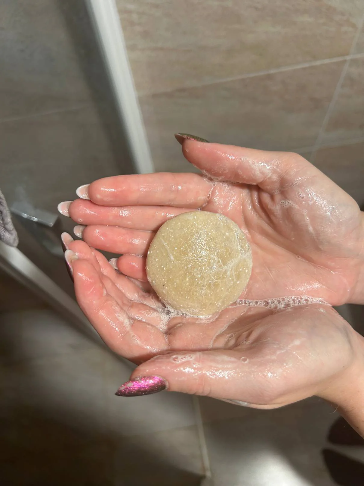 Kvitok Solution Prebiotický tuhý šampon s anti-pollution ochranou Hair Booster (50 g) - Image 6