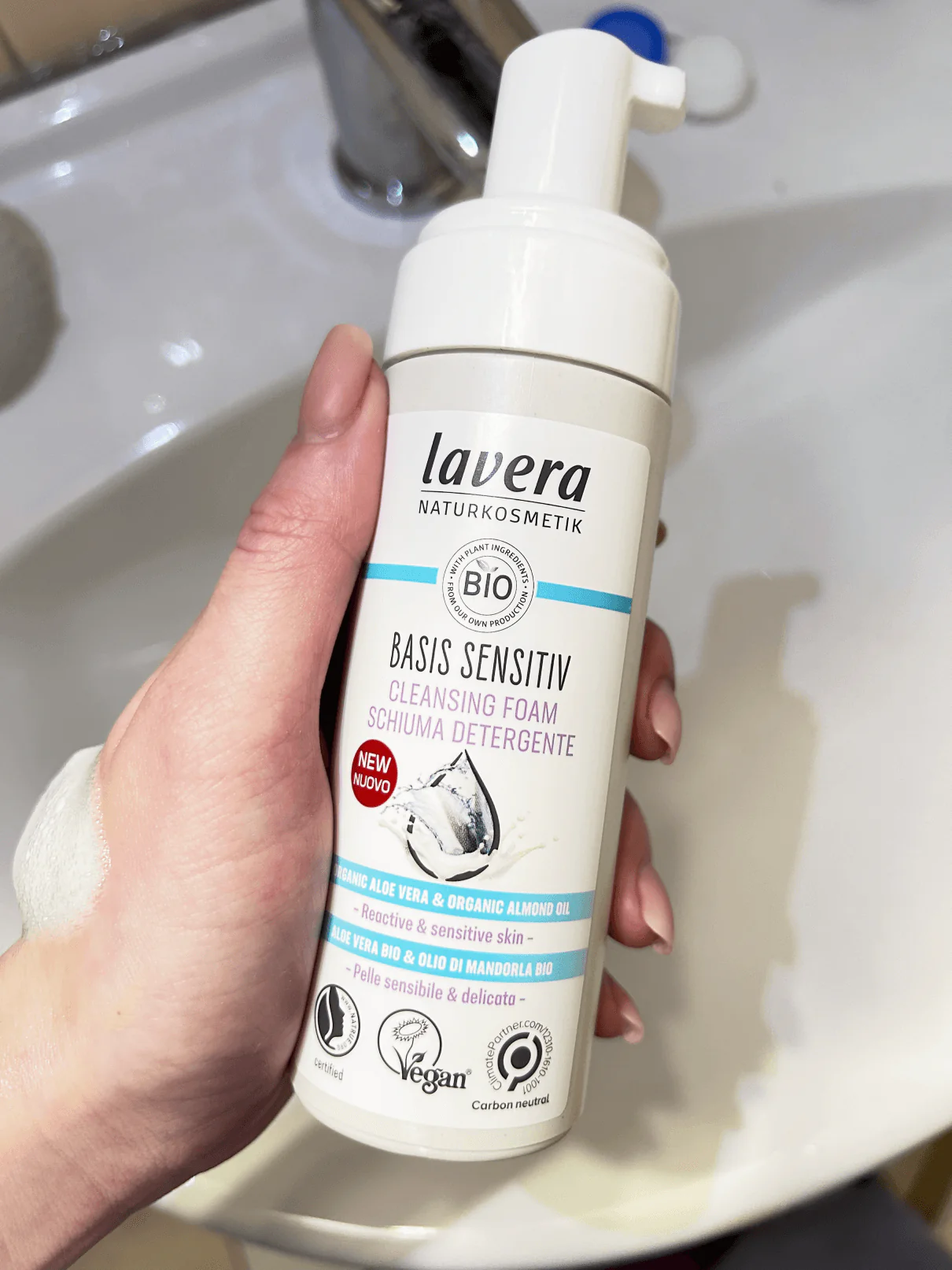 Lavera Basis Sensitive Jemná čisticí pěna na obličej (150 ml) - Image 3