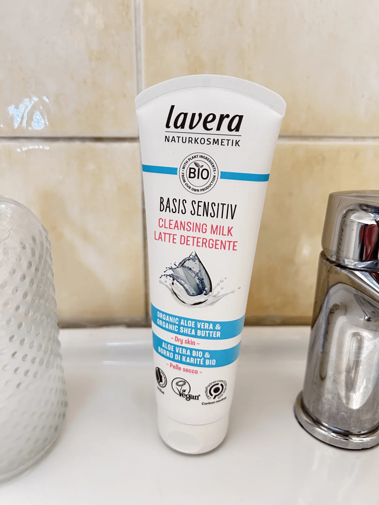 Lavera Basis Sensitive Jemné čisticí pleťové mléko (125 ml) - Image 2