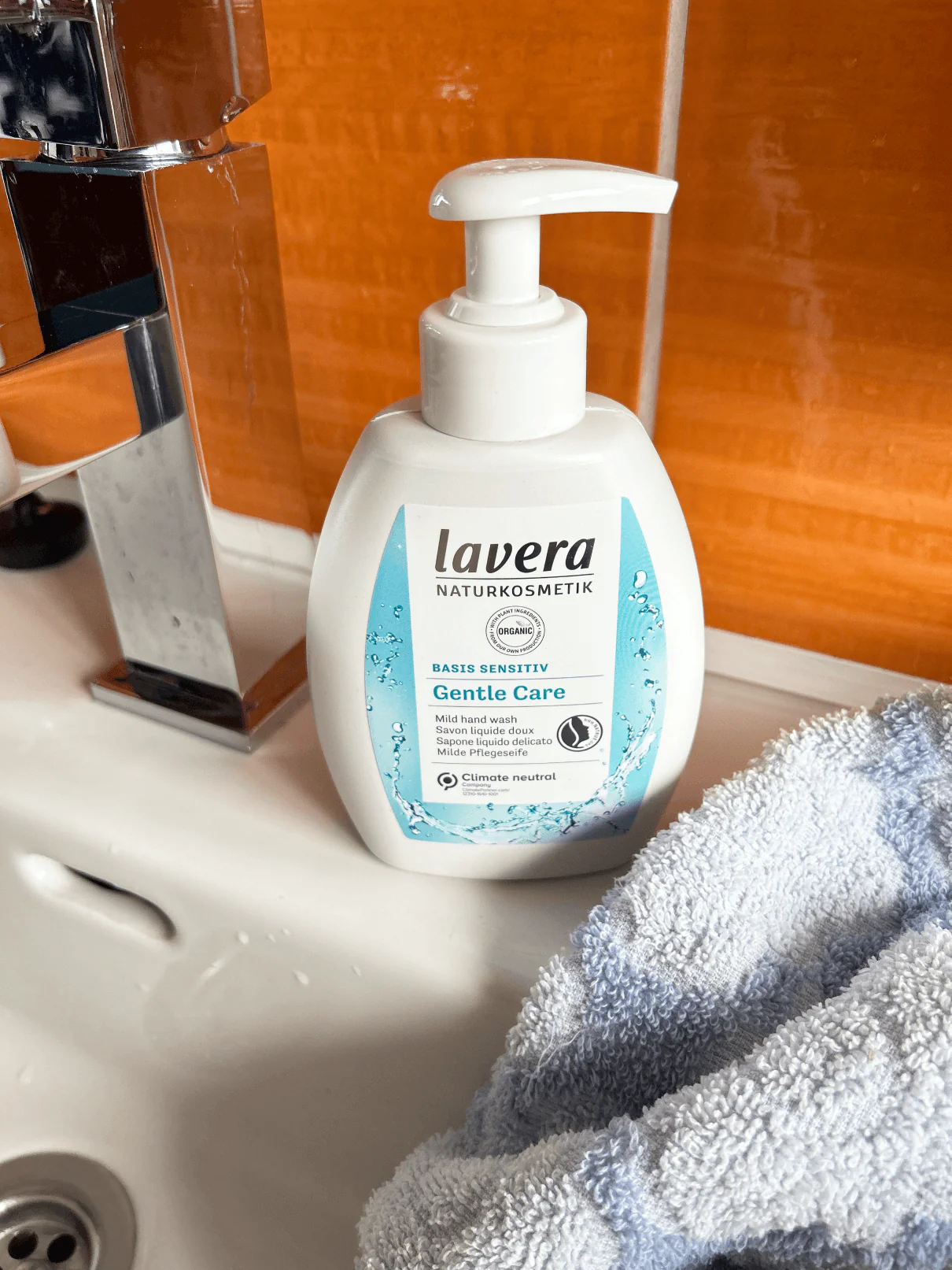 Lavera Basis Sensitive Jemné tekuté mýdlo na ruce - Image 4