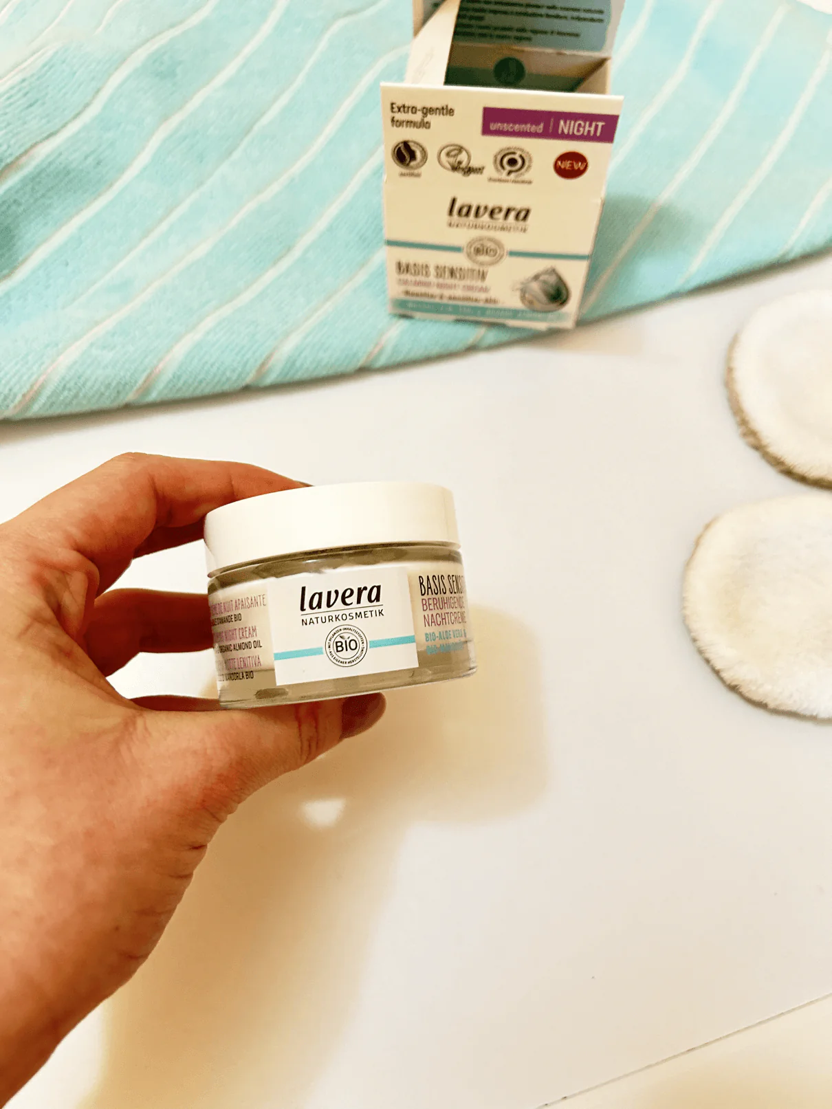 Lavera Basis Sensitive Zklidňující hydratační krém bez parfemace - noční (50 ml) - Image 2