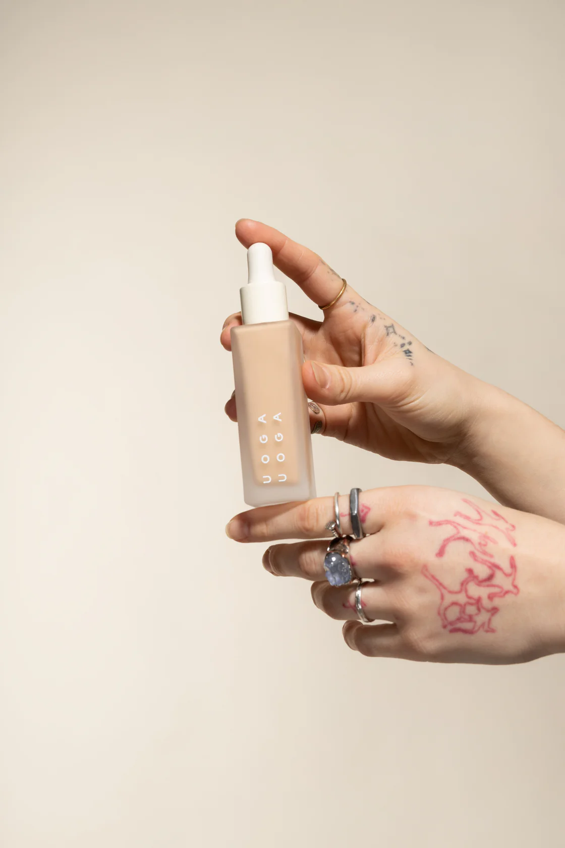 Uoga Uoga Tekutý minerální make-up a sérum SPF 20 BIO (30 ml) - Image 5