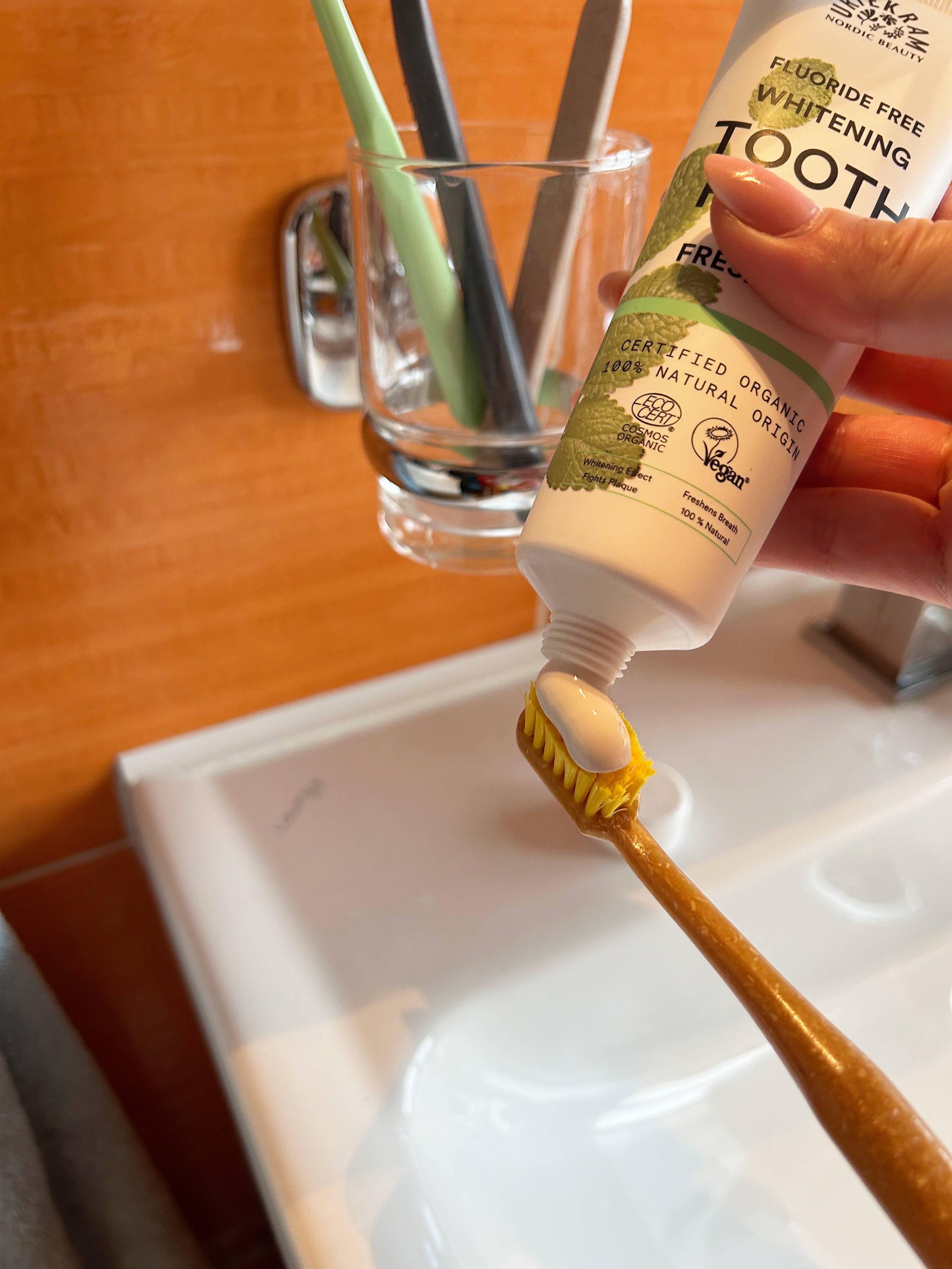 Urtekram Bělicí zubní pasta s mátou BIO (75 ml) - Image 3