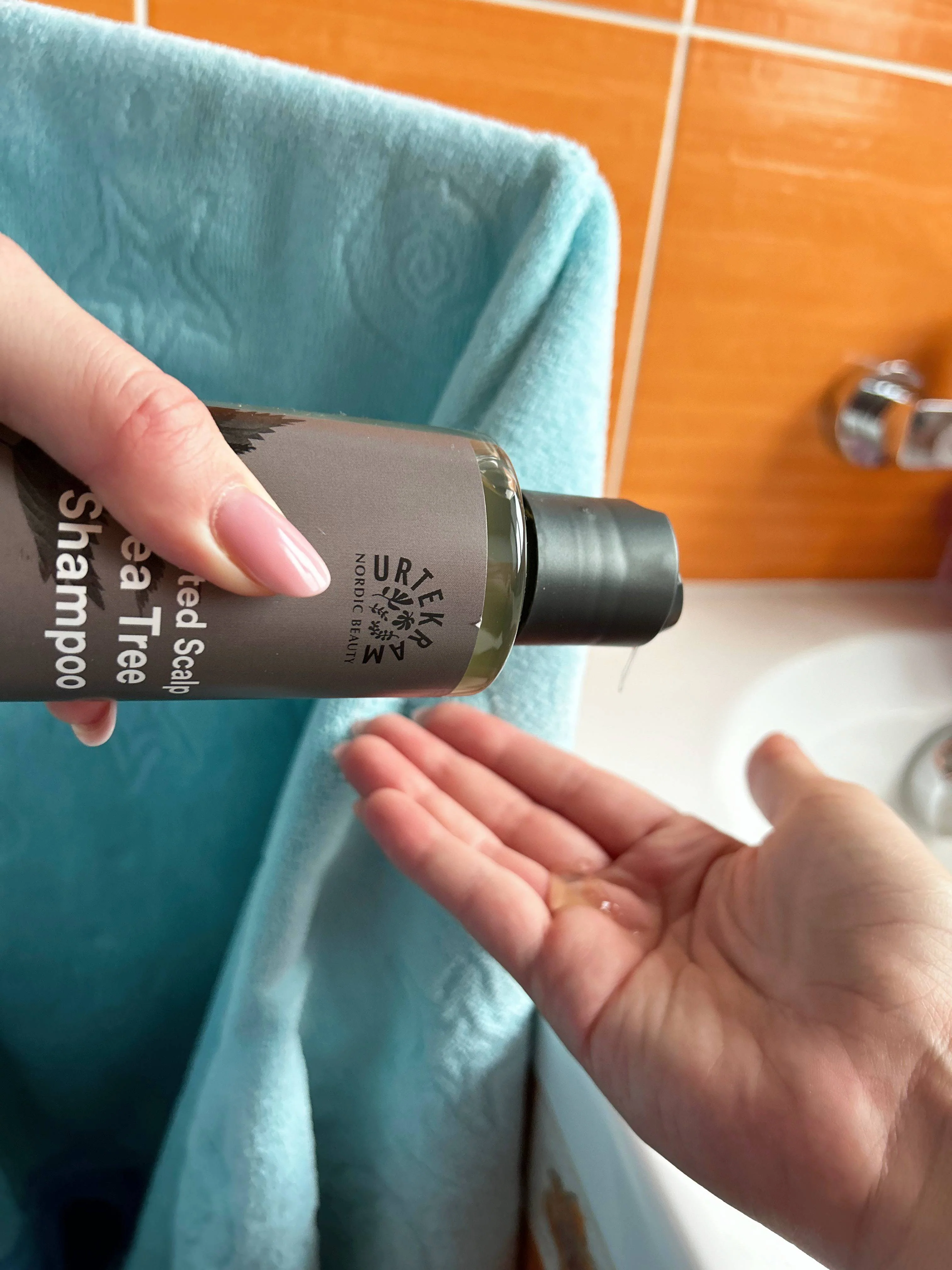 Urtekram Šampon s tea tree pro podrážděnou vlas. pokožku BIO - Image 5