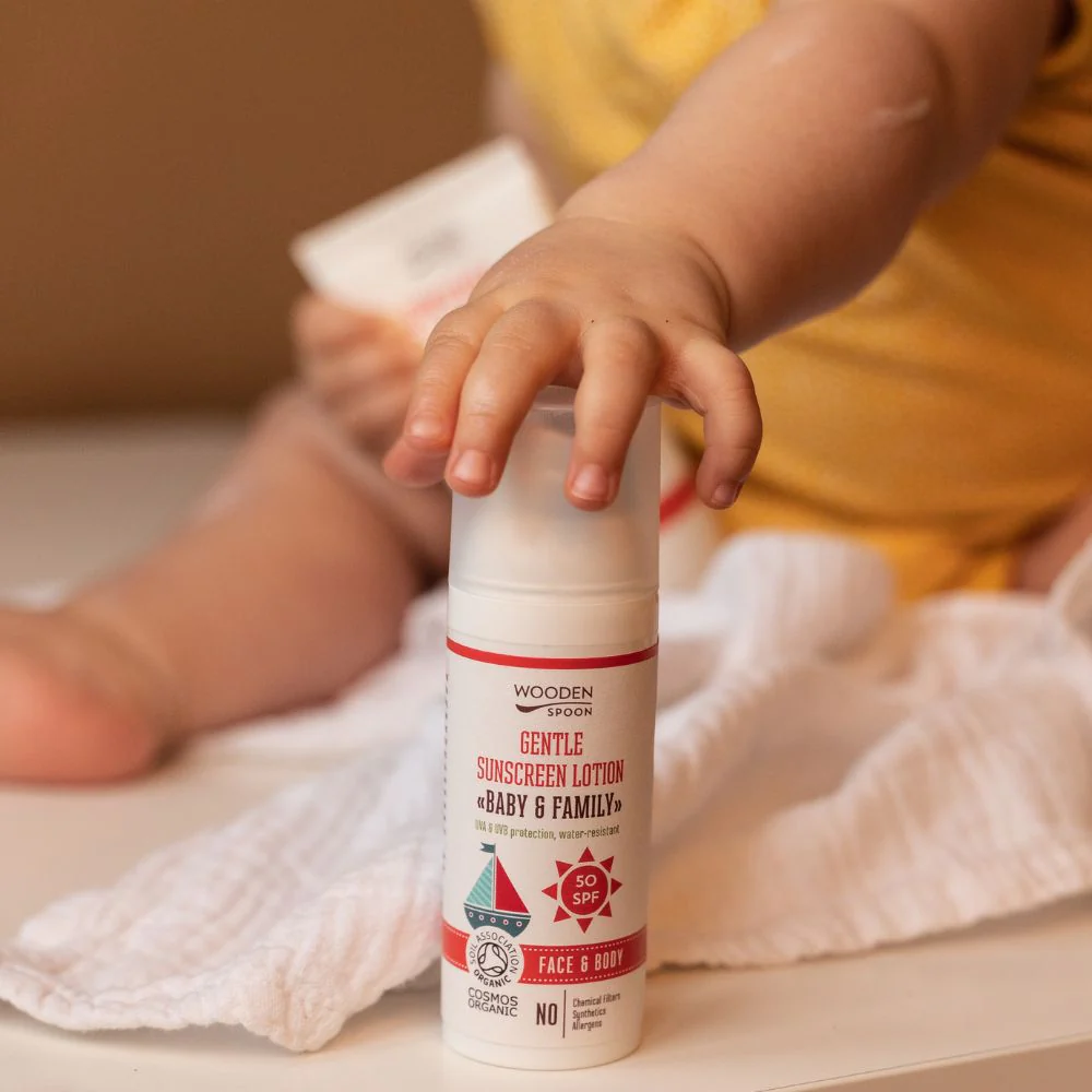 Wooden Spoon Opalovací tělové mléko Baby & Family SPF 50 BIO (50 ml) - Image 3